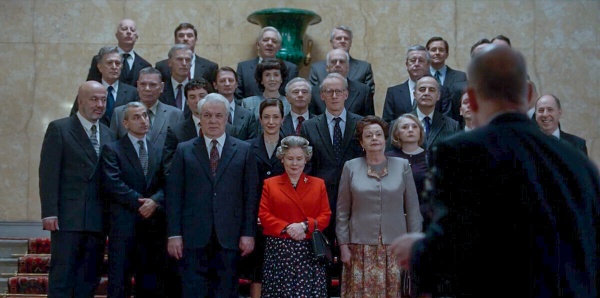Boris Jelzin (Anatoli Kotenjow) posiert auf dem Gruppenfoto