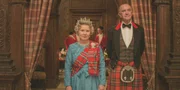 Elizabeth II. (Imelda Staunton) und Prinz Philip lieben Tradition