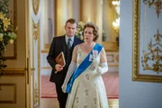 Die Queen (Olivia Colman) und Martin Charteris nahen