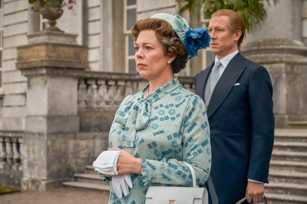 Elizabeth (Olivia Colman) und Philip warten vergeblich