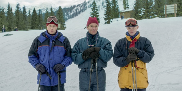 William (l.) und Harry (Luther Ford) hassen Urlaub mit Papa