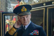 König George VI. (Jared Harris) trägt Uniform der Royal Navy