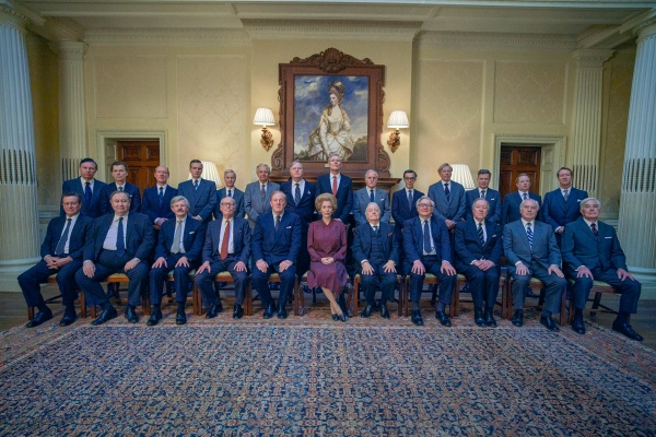 Die "Eiserne Lady"(Gillian Anderson) beherrscht das Kabinett