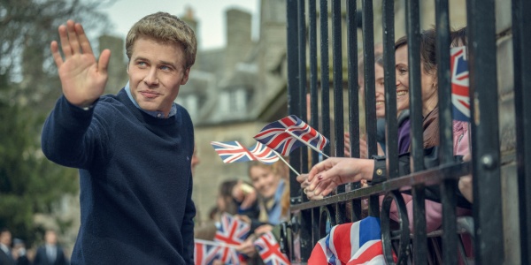 Prinz William (Ed McVey) steht in der Öffentlichkeit