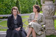 Elizabeth (l.) und Margaret (Vanessa Kirby) denken nach
