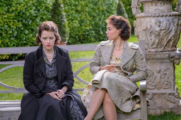 Elizabeth (l.) und Margaret (Vanessa Kirby) denken nach