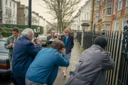 Dauernd bestürmen Fotografen Lady Diana (Emma Corrin)