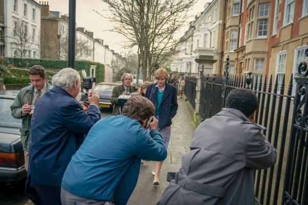 Dauernd bestürmen Fotografen Lady Diana (Emma Corrin)