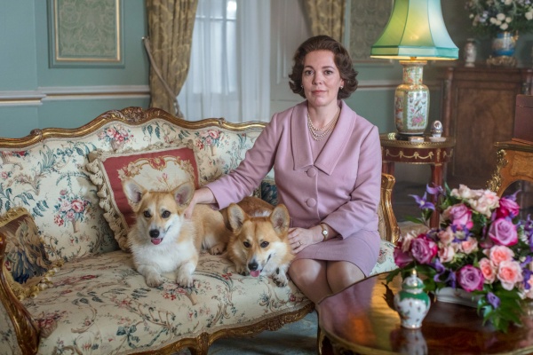 Königin Elizabeth II. (Olivia Colman) liebt ihre Hunde