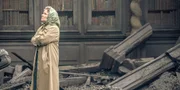 Elizabeth (Imelda Staunton) besichtigt den Schaden