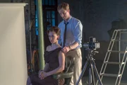 Tony Armstrong-Jones (Matthew Goode) plant das Shooting