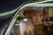 Prinzessin Diana (Emma Corrin) grübelt über ihre Ehe