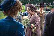 Queen Mum (Marion Bailey) und Anne treffen Schotten