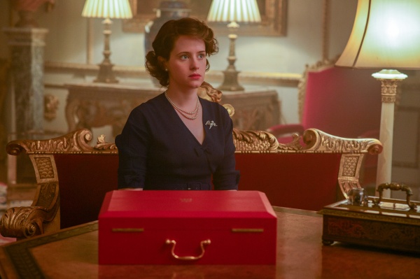 Die rote Schatulle hilft der Queen (Claire Foy) im Job