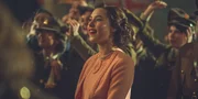 1945 feiert Margaret (Beau Gadsdon) den Tag des Sieges