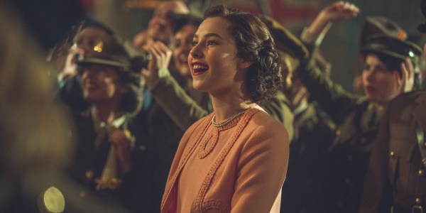 1945 feiert Margaret (Beau Gadsdon) den Tag des Sieges
