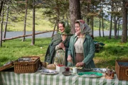 Queen Mom (Victoria Hamilton) und Queen machen Picknick