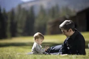 Jamie Dutton (Wes Bentley) und sein Sohn entspannen