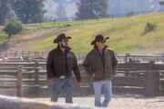 Rip (l., Cole Hauser) folgt John Dutton bis in die Hölle