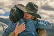 Monica (Kelsey Asbille) und Kayce (Luke Grimes) halten sich