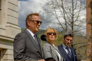 Nach der Wahl stehen Beth und Jamie (r.) an Johns Seite