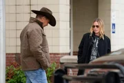 John Dutton hilft Summer Higgins (Piper Perabo)