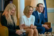 Stewart Maclean hilft Sam Mcallister (l.) und Emily Maitlis