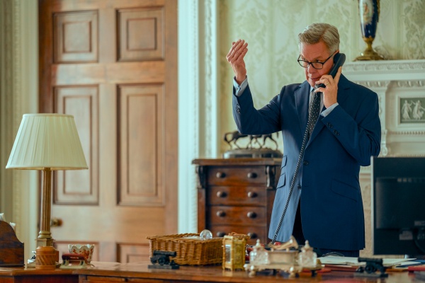 In der Krise rotiert Sir Edward Young (Alex Jennings)