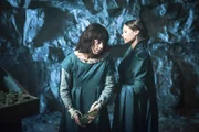 Zauberin Tissaia de Vries (MyAnna Buring) hat Yennefer (Anya Chalotra, l.) gekauft