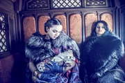 Yennefer (Anya Chalotra, r.) begleitet Königin Kalis (Isobel Laidler) und ihr Baby Yennefer (Anya Chalotra, r.) begleitet Königin Kalis (Isobel Laidler) und ihr Baby