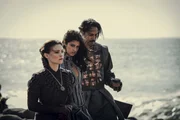 Nichts scheint (v.l.) Tissaia (MyAnna Buring), Yennefer (Anya Chalotra) und Vilgefortz (Mahesh Jadu) zu trennen