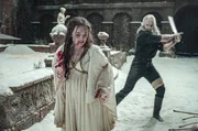 Geralt von Riva (Henry Cavill) verachtet das fiese Monster Vereena (Agnes Born)