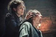 Tissaia de Vries (MyAnna Buring) verh&ouml;rt Cahir Mawr Dyffryn (Eamon Farren)