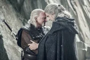 Vesemir (Kim Bodnia) hat Geralt von Riva (Henry Cavill, r.) ausgebildet