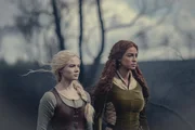 Triss Merigold (Anna Schaffer) glaubt, dass Ciri (Freya Allan, l.) einen Fehler begeht