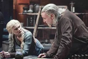 Vesemir (Kim Bodnia) weiht Ciri (Freya Allan) in seine Pl&auml;ne ein