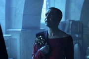 Hohepriesterin Nenneke (Adjoa Andoh) leitet den Tempel von Melitele Hohepriesterin Nenneke (Adjoa Andoh) leitet den Tempel von Melitele