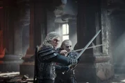 Geralt von Riva (Henry Cavill) und Vesemir (Kim Bodnia, r.) kreuzen die Klingen