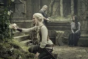 Ciri (Freya Allan), Geralt (Henry Cavill) und Yennefer (Anya Chalotra, r.) halten zusammen Ciri (Freya Allan), Geralt (Henry Cavill) und Yennefer (Anya Chalotra, r.) halten zusammen