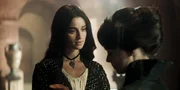 Yennefer von Vengerberg (Anya Chalotra) bittet Tissaia de Vries (MyAnna Buring, r.) um Rat