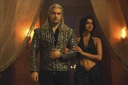 Geralt von Riva (Henry Cavill) geleitet Yennefer (Anya Chalotra) zum Ball in Aretuza Geralt von Riva (Henry Cavill) geleitet Yennefer (Anya Chalotra) zum Ball in Aretuza