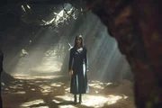 Eine H&ouml;hle sch&uuml;tzt Yennefer von Vengerberg (Anya Chalotra)
