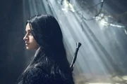 Yennefer von Vengerberg (Anya Chalotra) sucht ihren Weg