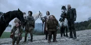 Zwerg Zoltan Chivay (Danny Kirrane, 2.v.r.) geh&ouml;rt zu Geralts (Liam Hemsworth, r.) sogenannter &bdquo;Hansa&ldquo;