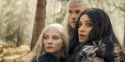 Ciri(Frey Allan), Geralt (Liam Hemsworth) und Yennefer (Anya Chalotra) sto&szlig;en an Grenzen