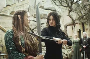 Yennefer (Anya Chalotra) k&auml;mpft wenig zauberhaft mit Elfin Francesca Findabair (Mecia Simson, l.)