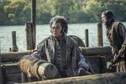 Emiel Regis (Laurence Fishburne)  und Percival Schuttenbach (Andrew French, r.) ahnen nicht, dass sie zum Fluss Jaruga zur&uuml;ckkehren werden