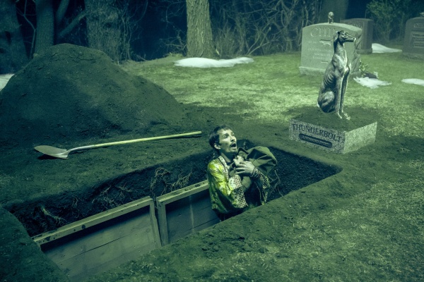 Klaus (Robert Sheehan) steigt aus dem Grab heraus