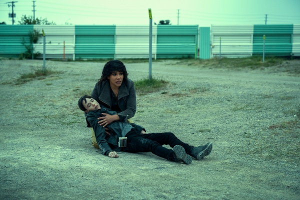 Allison (Emmy Raver-Lampman) sieht Probleme der Kräfte von Viktor (Elliot Page)