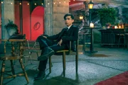 Nummer Fünf (Aidan Gallagher) denkt über ein belauschtes Gespräch nach